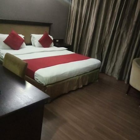 Hotel One Place Hyderabad Bagian luar foto