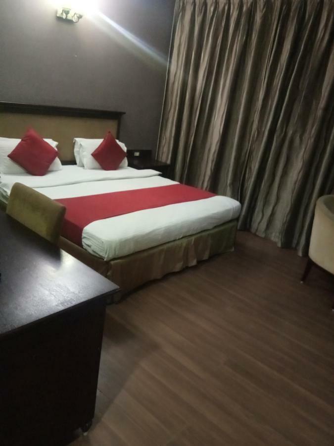 Hotel One Place Hyderabad Bagian luar foto