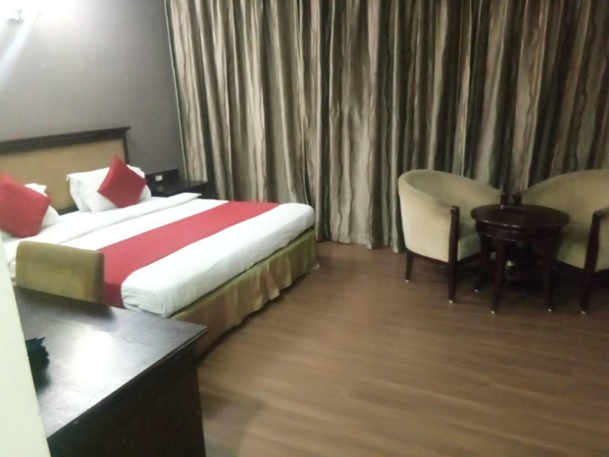 Hotel One Place Hyderabad Bagian luar foto